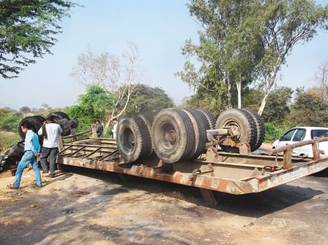 Car crashed into the container, a death, six injured