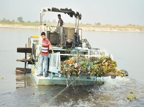 Skimmer with the giving, raising hands