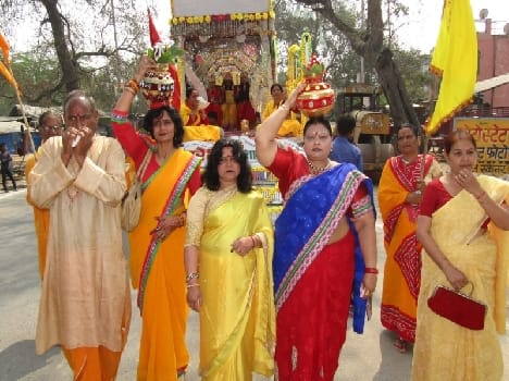  gaayatree mahaayagy se poorv nikaalee kalash yaatra