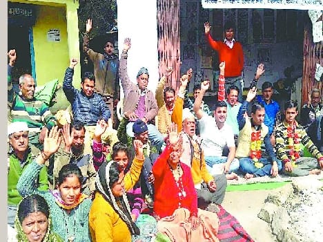 Dharmgr talks with the agitators in the SDM