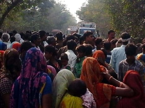 Child killed in the accident, people put the jam