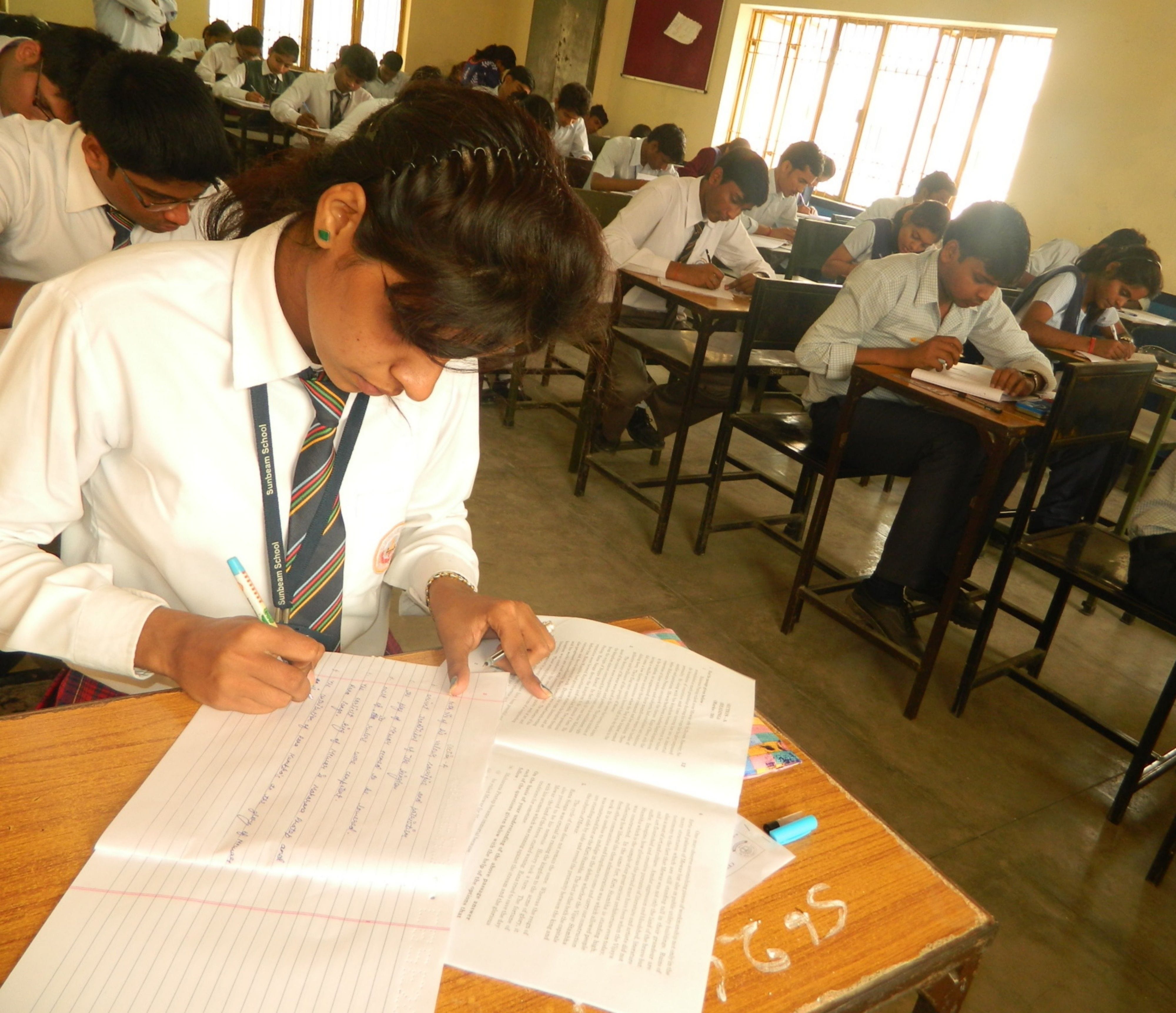 student can eat sandwich and chocolate between exam