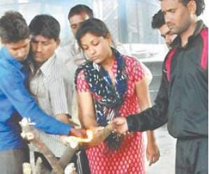 daughter performs funeral rites of father