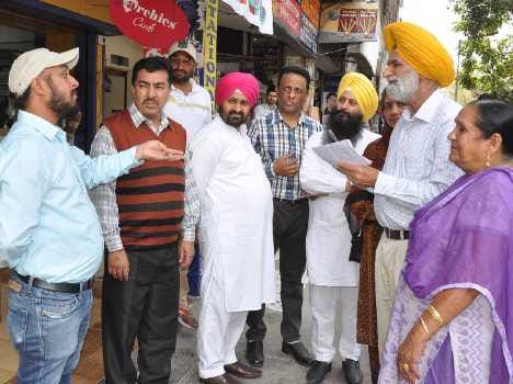 mohali paid parking issue, people angry from nagar nigam