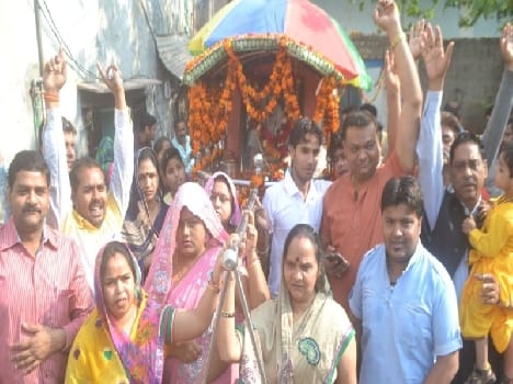 Floral welcome rain Sai sedan